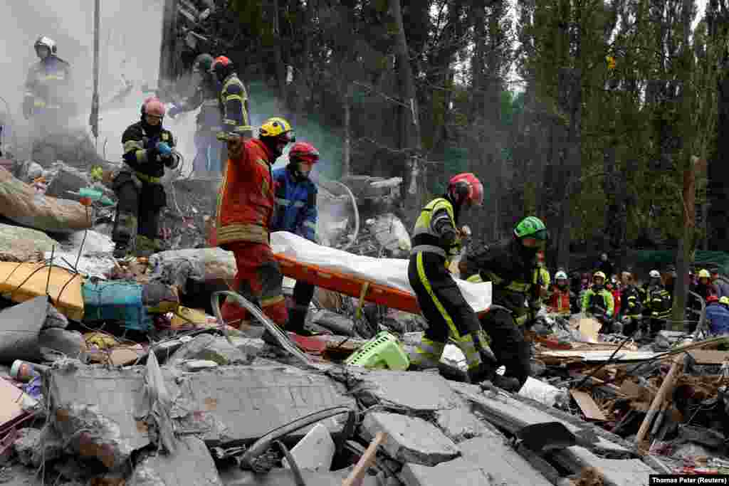 Рятувальники деблокували тіло загиблої жінки з-під завалів зруйнованого під’їзду багатоповерхівки у Києві
