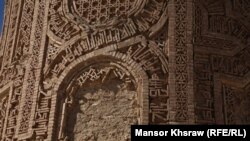 قسمت های از منار جام که فروریخته و نیاز به ترمیم دارد