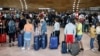 Vineri, 1 iulie 2022, au fost numeroase întârzieri la Aeroportul Charles de Gaulle din Paris, afectat de greva angajaților care cer majorarea salariilor în urma creșterii inflației.