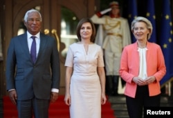 Президентка Молдови Мая Санду, президент Європейської ради Антоніо Коста та президент Європейської комісії Урсула фон дер Ляєн перед початком першого саміту Молдова-ЄС у Кишиневі, Молдова, 4 липня 2025 року