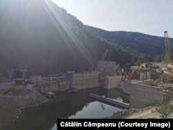 În imagine, o parte a șantierului de la barajul de la Surduc (anul 2020), pe râul Bâsca Mare, cu lucrări începute în comunism. Potrivit Hidroelectrica, în prezent barajul ar fi realizat în proporție de 75%.