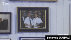 Серед них «Схеми» зауважують і фото з угорським прем'єром Віктором Орбаном