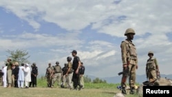 په خيبر پښتونخوا کې پاکستاني پوځيان او عام وګړي تر وسلوال بريد وروسته ولاړ دي ـ پخوانی انځور