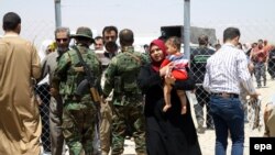 Тикритке чейин  согушкерлердин колуна өткөн Мосул шаарынан жарым миллионго жакын адам үй-жайын таштап качууга аргасыз болгон. 