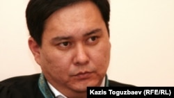 Талгат Садыков, судья Алмалинского районного суда Алматы, ведет дело об экстрадиции узбекских беженцев-мусульман. Алматы, 14 декабря 2010 года.  