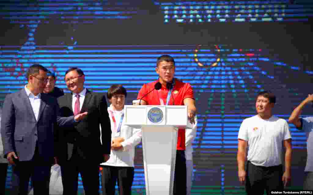 Балбан Акжол Махмудов:&nbsp;Күн ысык, ошого карабай бир муштумдай биригип өтө чоң дем-күч берип жатасыздар. Мен биз жаштарга мотивация бере алдык деп ойлойм. Силердин колдооңорду алыстан болсо да сезип турдук. Тилекке каршы, мен финалда ута алган жокмун. Бирок Айсулуу эжебиз менен Мээримге сиздердин колдооңуздар дем берди деп ойлойм.