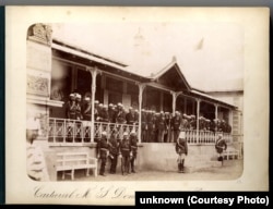 Domnitorul Carol I și ofițeri în casa care a găzduit Cartierul General românesc în Războiul de Independență în comuna Poiana/Dolj din sudul Olteniei, în apropierea Dunării. Arhivele Naționale.