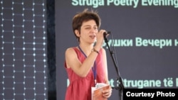 Ива Дамјановски, добитничка на наградата „Браќа Миладиновци“ за стихозбирката „Двоумење“