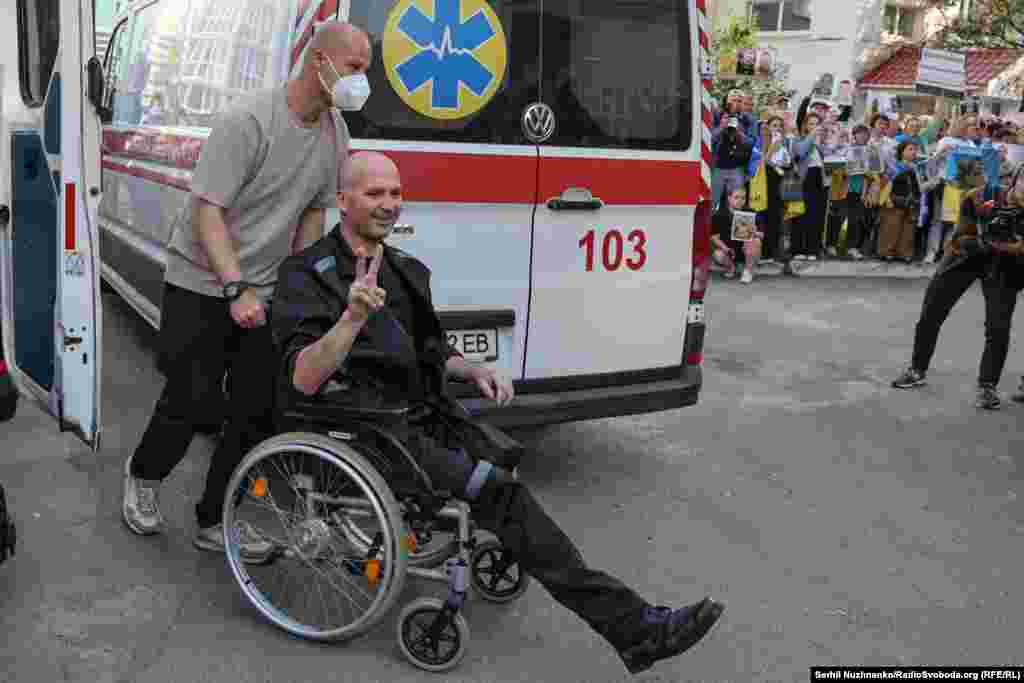 Звільнений з полону РФ український військовий.«Сьогодні – перший етап повернення з російського полону наших важкопоранених і поранених воїнів. Усі вони потребують негайної медичної допомоги. Це важливий гуманітарний акт», – написав президент України Володимир Зеленський