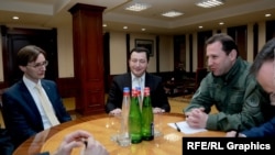 Դավիթ Գալստյանը (Կ) և պաշտպանության նախկին նախարար Դավիթ Տոնոյանը (Ա), արխիվ։