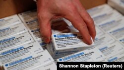 Опаковки от ваксината, разработена от Janssen, поделение на Johnson & Johnson