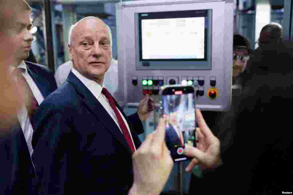 Američki ministar finansija Brendon Bič pritiska dugme na mašini za štampanje poslednje kovanice penija, Filadelfija, 12. novembra 2025.