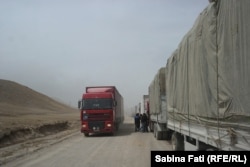 Машины на новой высокогорной дороге между Китаем и Кыргызстаном.