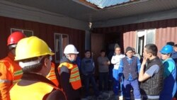 Өкмөттүн облустагы өкүлү Нурболот Мирзахмедов кенде иштеген жумушчулар менен жолугушуу учурунда.