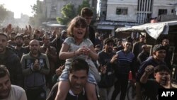 Палестинците участват в протест срещу Хамас, призоваващ за прекратяване на войната с Израел, в Бейт Лахия в северната част на Ивицата Газа на 26 март 2025 г.