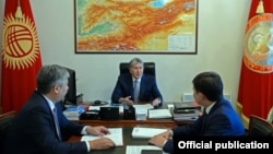 Президент Алмазбек Атамбаев президенттик аппараттын тышкы саясат бөлүмүнүн жетекчиси Сапар Исаков жана тышкы иштер министри Эрлан Абдылдаев менен жолукту. 24.08.2016