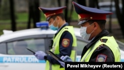 Almaty, barlag nokadynda duran polisiýa ofiserleri. 
