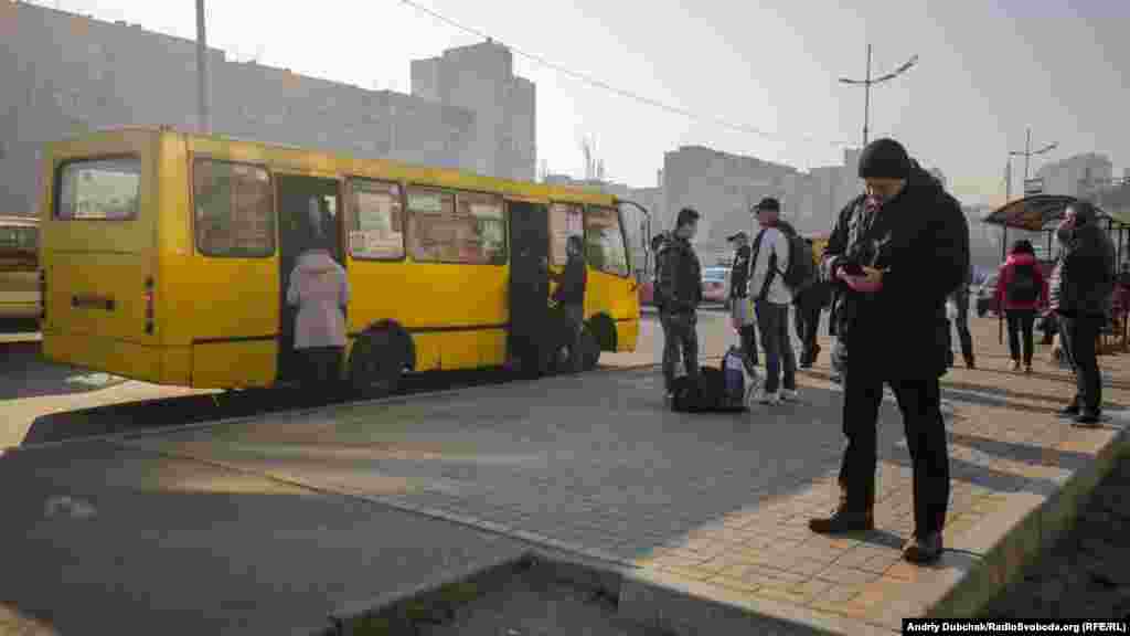 Зранку люди намагалися дістатися потрібного їм місця наземним громадських транспортом. У більшості пасажирів захисних медичних масок не було, скаржилися на їх фізичну відсутність у аптеках міста. На фото &ndash; маршрутне таксі поблизу станції метро Героїв Дніпра