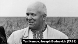 În iulie 1956, într-o vizită în Kazahstan, Nikita Hrușciov poartă o cămașă tradițională ucraineană. Liderul „destalinizării" Uniunii Sovietice s-a născut în 1894, în satul Kalinovka, la 11 kilometri de granița Rusiei cu Ucraina.
