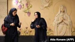 Iranke prolaze pored reljefne skulpture Device Marije u novoj metro stanici u Teheranu.