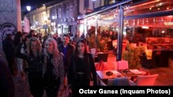 Tineri în Centrul Vechi, din București