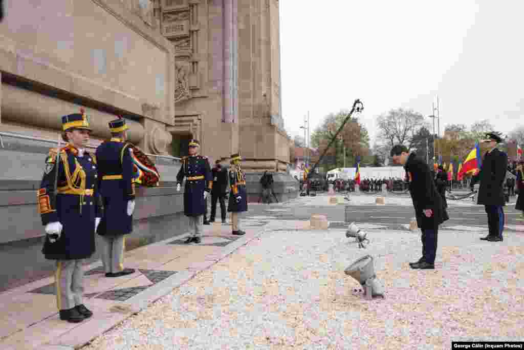 Președintele României, Nicușor Dan, se reculege după depunerea unei coroane de flori la Arcul de Triumf, monument simbol care celebrează unirea din 1918.