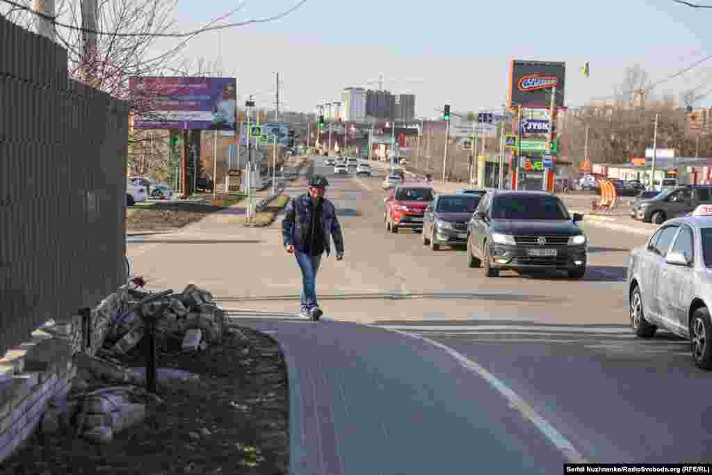 Людзі пешшу, прыкрываючыся белым, пакідаюць Бучу.Зьлева фота 11 сакавіка 2022 году, справа — з сакавіка 2025 году