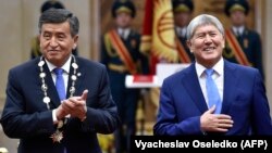 Действующий и бывший президенты Кыргызстана Сооронбай Жээнбеков и Алмазбек Атамбаев в день инаугурации. 24 ноября 2017 года.