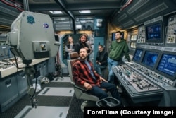 «Коли в фільмі вибухає планета і герой залишається просто сам наприкінці світу, по суті ми також живемо наприкінці світу. Всі українці відчувають цю ситуацію» – Павло Остріков