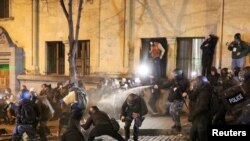 Поліція застосовує спецзасоби проти протестувальників, Тбілісі, Грузія, 28 листопада 2024 року