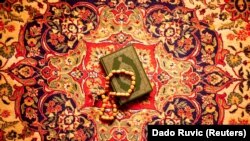 Exemplar al Coranului pe un covor în Moscheia Suleimaniia, Travnik, Bosnia-Herțegovina, ima