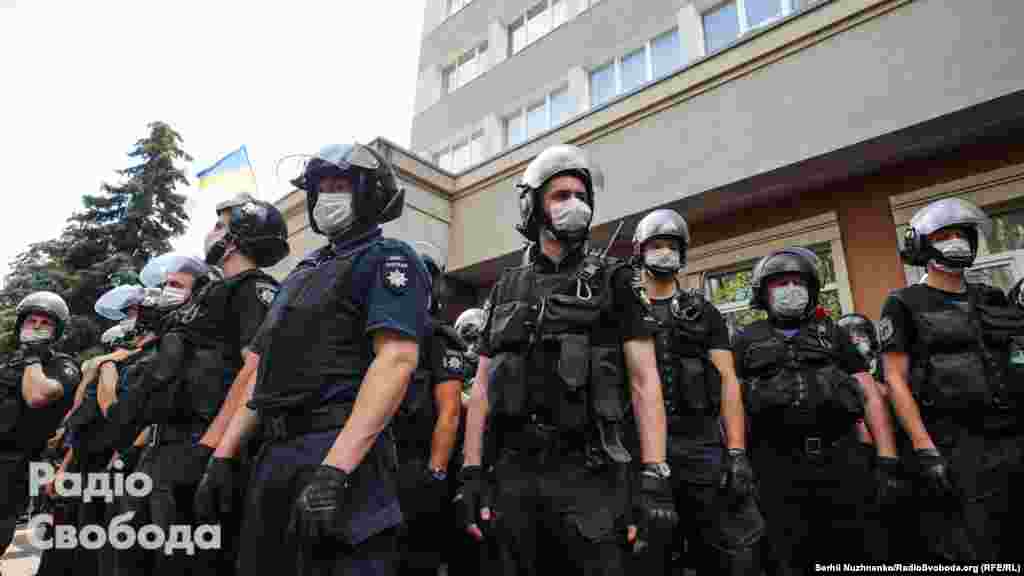 Поліція у відповідь розпилила вміст балончика із газом