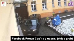 Правоохоронці провели обшуки в кількох офісах, фондах та будинку лідера «КМКС» Василя Брензовича – звідти вилучили особисті документи та гроші, які він, за версією слідства, отримав від Угорщини