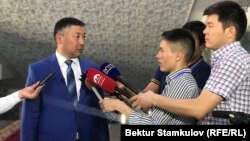 Канатбек Исаев журналисттердин суроолоруна жооп берүүдө. 26-июнь, 2019-жыл. 