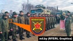 Командир 56-го окремого білоруського полку зв’язку підполковник Павло Чайка зустрічає російських військовослужбовців 200-ї окремої гвардійської мотострілецької Печензької бригади разом з технікою на станції Озерище під Мінськом. 30 квітня 2025 року