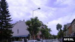 Macedonia - Traffic in Kumanovo street, 06Jul2009
