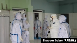 داکتران در شفاخانه هرات ملبس با لباس های محافظتی مریضان مبتلا به ویروس کرونا را تداوی می کنند.
