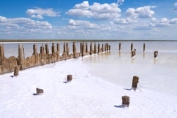 Ельтон – найбільше в Європі солоне озеро (мінеральне озеро) з ропою, з якого українські чумаки добували сіль. Озеро розташоване на півночі Прикаспійської низовини у нинішній Волгоградській області Росії, поблизу кордону з Казахстаном