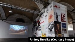 Видео "Вольного хора" слева от плакатов. Фото Андрея Дурейко