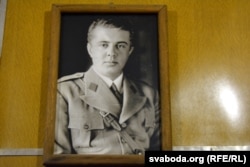 Партрэт Энвэра Ходжы ў антыядзерным бункеры