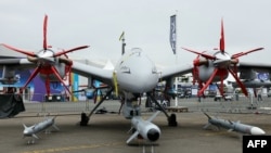 Беспилотный летательный аппарат Baykar Bayraktar Akıncı, представленный турецкой оборонной компанией Baykar Defense на 55-м Международном парижском авиасалоне (Salon international de l'aeronautique et de l'espace - SIAE) в Париже