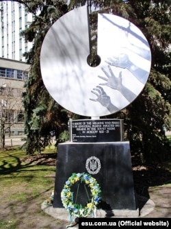 Перший у світі пам'ятник жертвам Голодомору-геноциду 1932–1933 років в Україні відкрили 23 жовтня 1983 року в Едмонтоні (провінція Альберта, Канада). Монумент у вигляді надірваного кола, що символізує навмисно розірваний життєвий цикл, спорудили за ініціативи Едмонтонського відділу Комітету українців Канади. Автор – Людмила Темертя з Монреалю, мати якої пережила Голодомор
