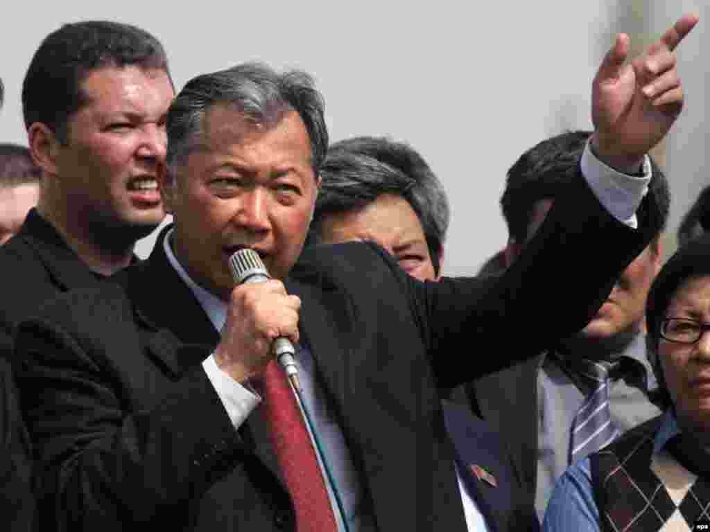 Оппозиционный политик Курманбек Бакиев выступает в день акции протеста в Бишкеке. Избранного после этих событий президентом, его через пять лет оппозиция обвинила в узурпации власти и коррупции. Под натиском народных волнений Бакиев, так же как и Акаев, бежал из страны, и живет сейчас в Минске. Власти Кыргызстана требует его выдачи по обвинению в совершении ряда тяжких преступлений, в том числе в расстреле мирной демонстрации 7 апреля 2010 года.