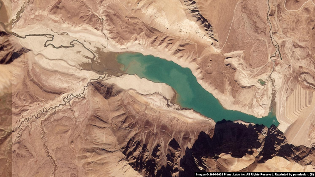 سد لار: در شمال شرق تهران و در رشته‌کوه البرز واقع شده و یکی از مخازن اصلی تأمین‌کنندهٔ آب آشامیدنی پایتخت و پشتیبان کشاورزی منطقه است.