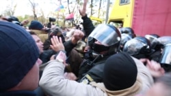 Бійка, газ, тиснява – активісти під Радою відбивали в силовиків апаратуру для віча (відео)