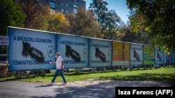 Правительственная пропагандистская кампания в Венгрии: плакаты с изображением бомбы и надписью "Брюссель наказывает нас санкциями"