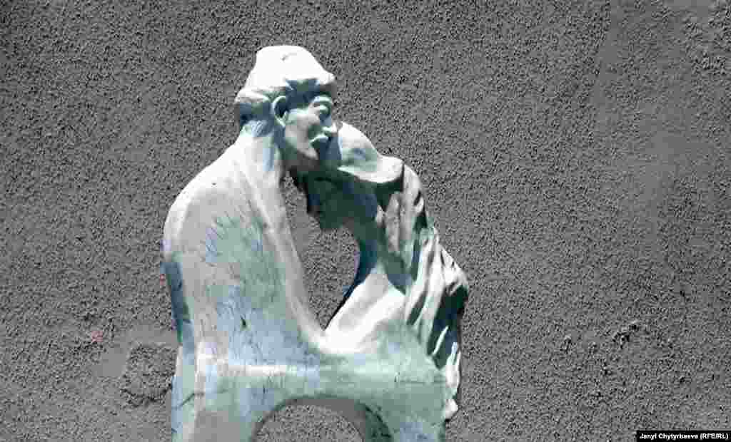 Акбар Кутлунун "Эмра жана Селви" айкели, Ван университети, Эржиш шаары, Түркия.