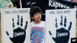 په اسلام اباد کې یو ماشوم د مظاهرې پر مهال په لاسونو کې پر ماشومانو د جنسي تېري او د هغوی د وژنو ضد لوحې نیولې دي - پخوانی انځور.