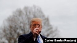 Donald Trump vorbindu-le jurnaliștilor în timpul vizitei sale la granița cu Mexicul