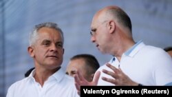 Pavel Filip (dreapta) și președintele de-atunci al Partidului Democrat, Vladimir Plahotniuc, la un miting din Chișinău, 9 iunie 2019